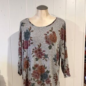 Torrid Super Soft Plush Lightweight Sweater in Gray Floral